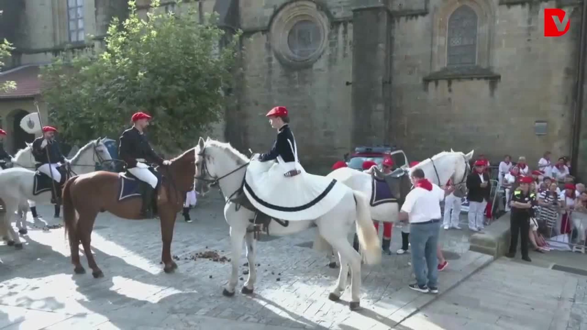 Caída del caballo de un miembro de Artillería