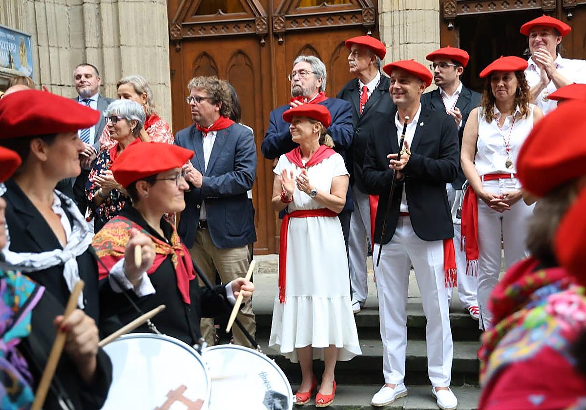 La diputada general de Gipuzkoa, Eider Mendoza, junto al alcalde de Hondarribia, Igor Enparan, aplauden el paso del desfile de Jaizkibel en Hondarribia.