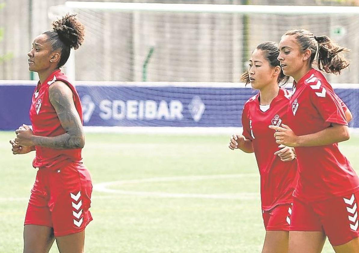 Las jugadoras armeras entrenan al cien por cien.