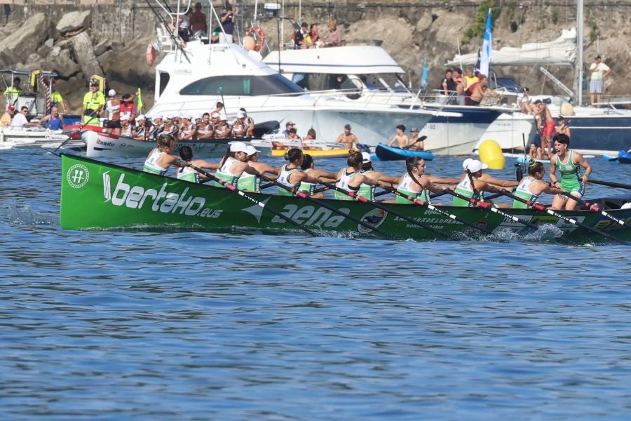 Exhibición de Arraun Lagunak en la Bandera de La Concha