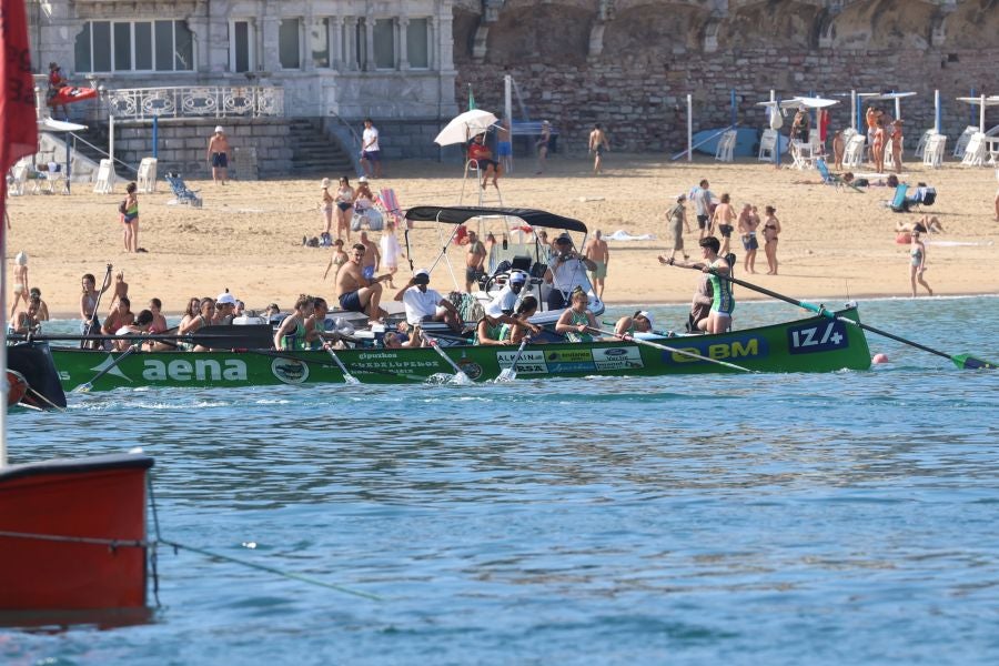 Exhibición de Arraun Lagunak en la Bandera de La Concha