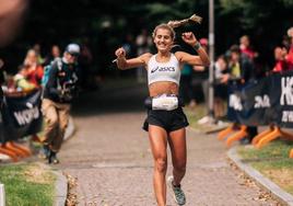 Sara Alonso cruza sonriente la meta de la ETC de Mont Blanc tras ganar la prueba.