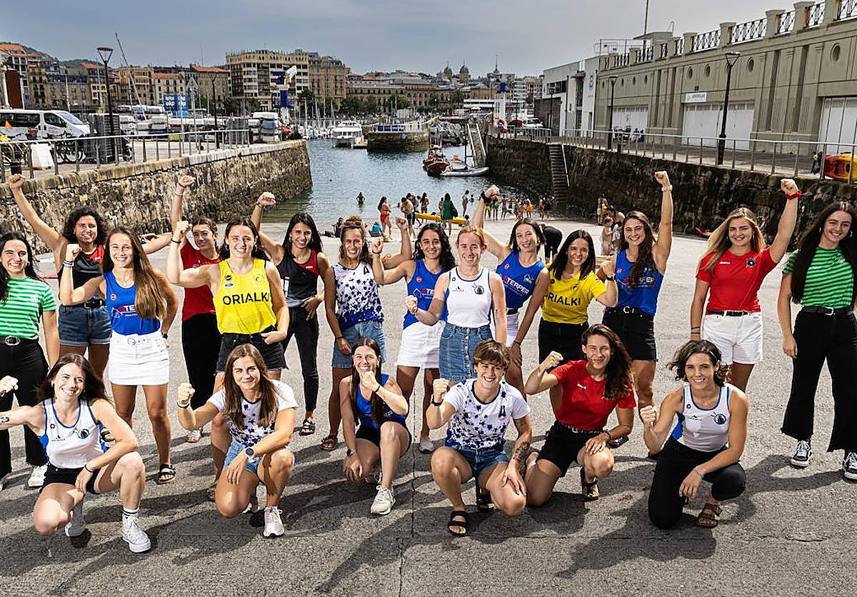 Las remeras de los siete clubes guipuzcoanos que compiten en La Concha, en la rampa donde hoy se disputará la Bandera.