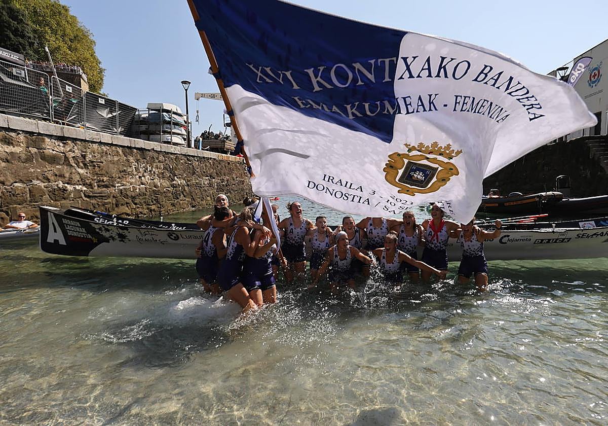 Las remeras de Arraun Lagunak celebran su victoria en la Bandera de La Concha.