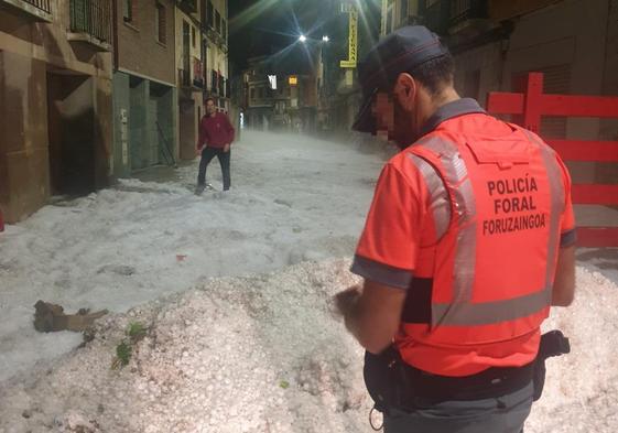 Un agente de la Policía Foral en Fitero esta madrugada.