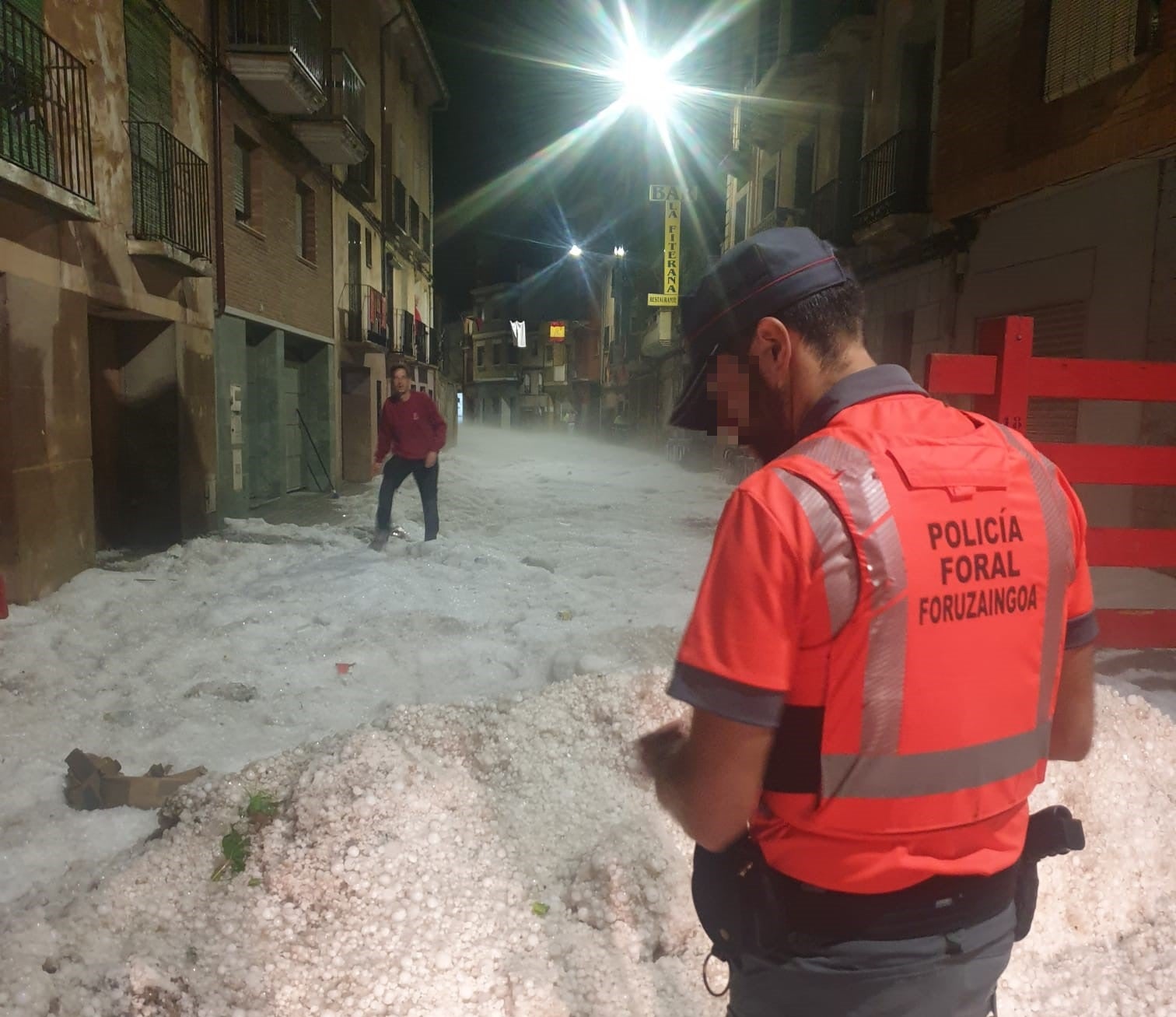 Un agente de la Policía Foral en Fitero esta madrugada.