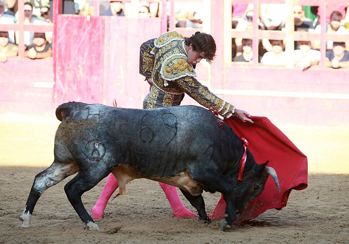 Cárdeno, calcetero, bragado, meano era 'Empanaditos'. De plomo y oro vestía Javier.