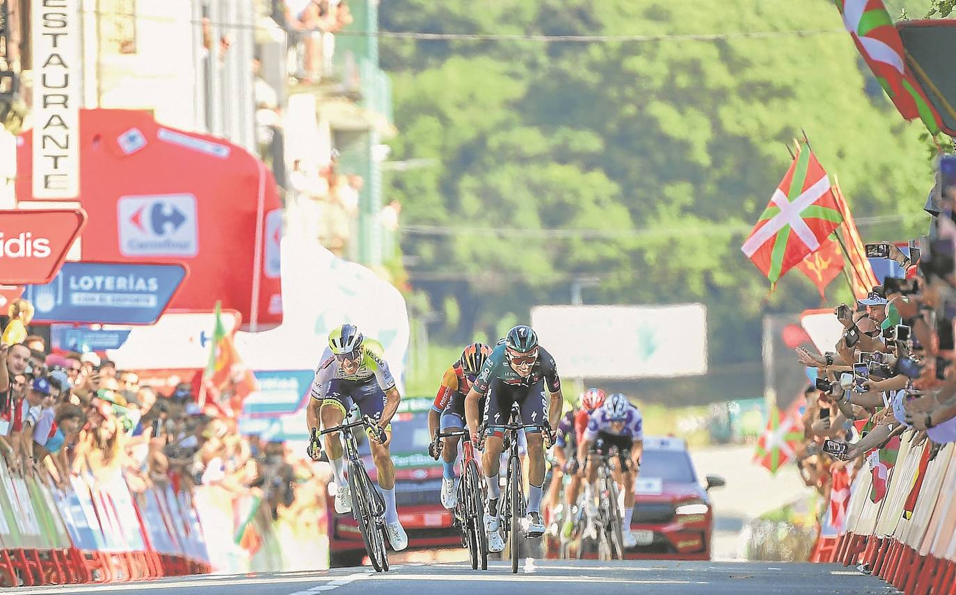 Rui Costa, a la izquierda, lanzado en el sprint de Lekunberri para superar por potencia a Kamna.