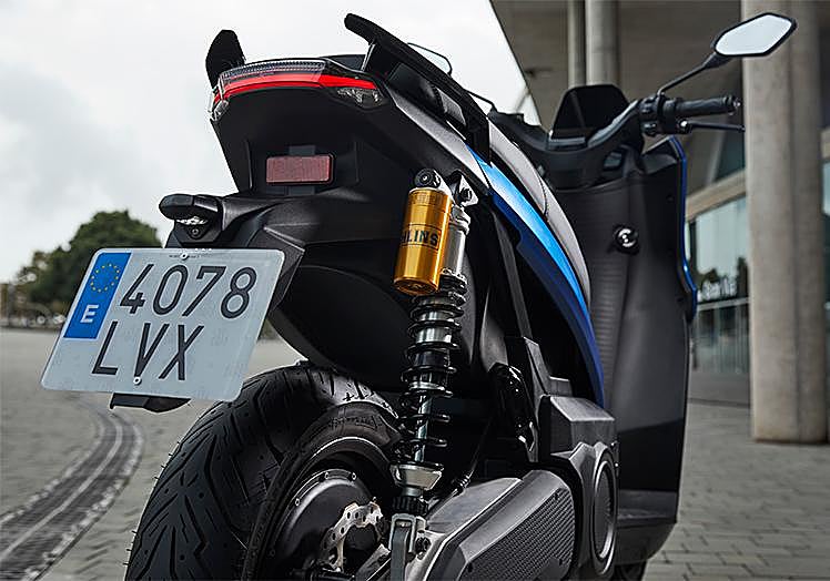 El modelo más completo de SEAT MO cuenta con suspensión trasera personalizable.