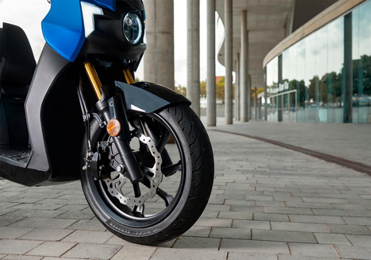 Los frenos de disco delanteros son de buen tamaño para asegurar la frenada.