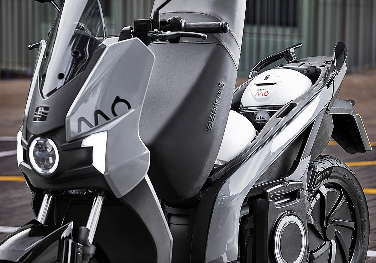 El cofre bajo el asiento tiene capacidad para dos cascos integrales.