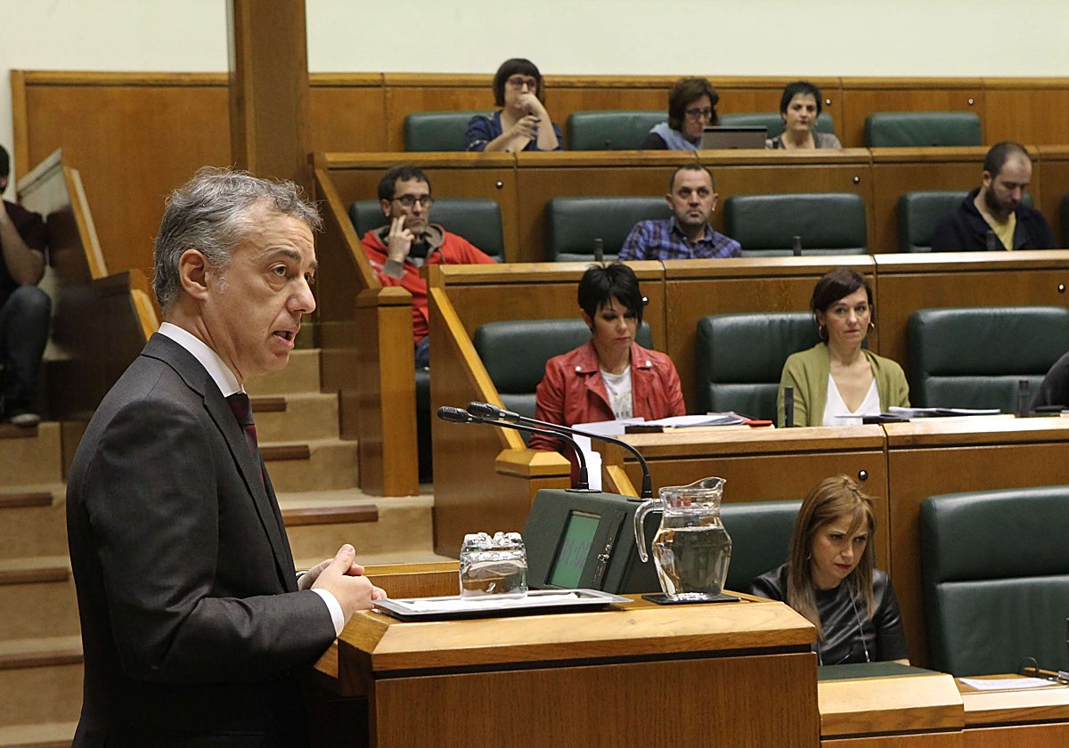 El lehendakari interviene en un pleno del Parlamento Vasco.