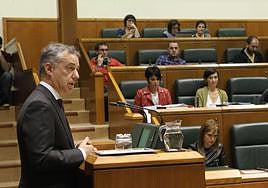 El lehendakari interviene en un pleno del Parlamento Vasco.