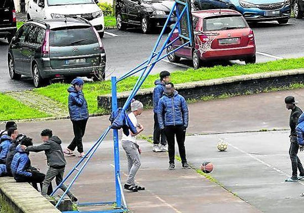 Varios menores en un centro tutelado de Bizkaia.