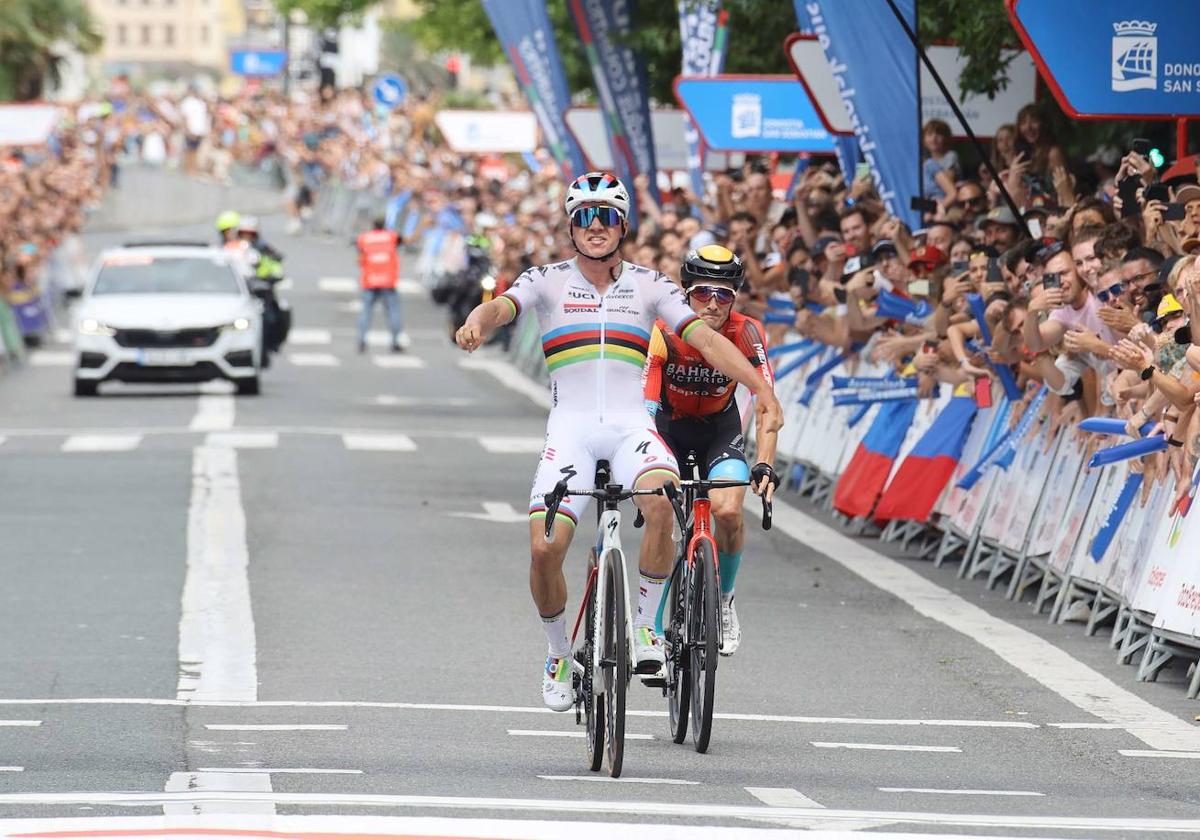 Remco Evenepoel entra en meta por delante de Pello Bilbao en la pasada Clásica de San Sebastián.