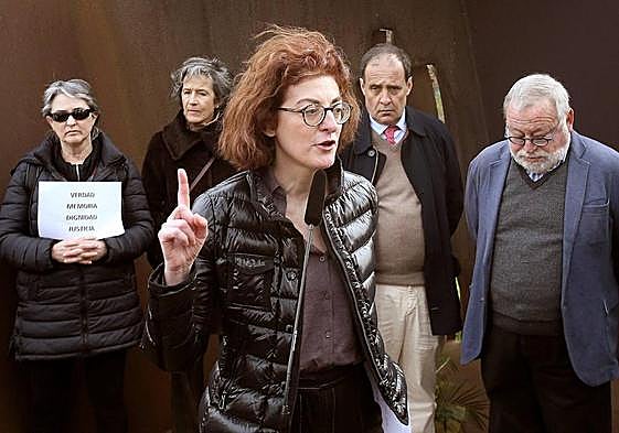 Ana Pagazaurtundua y Fernando Savater cabizbajo, dos de los firmantes.