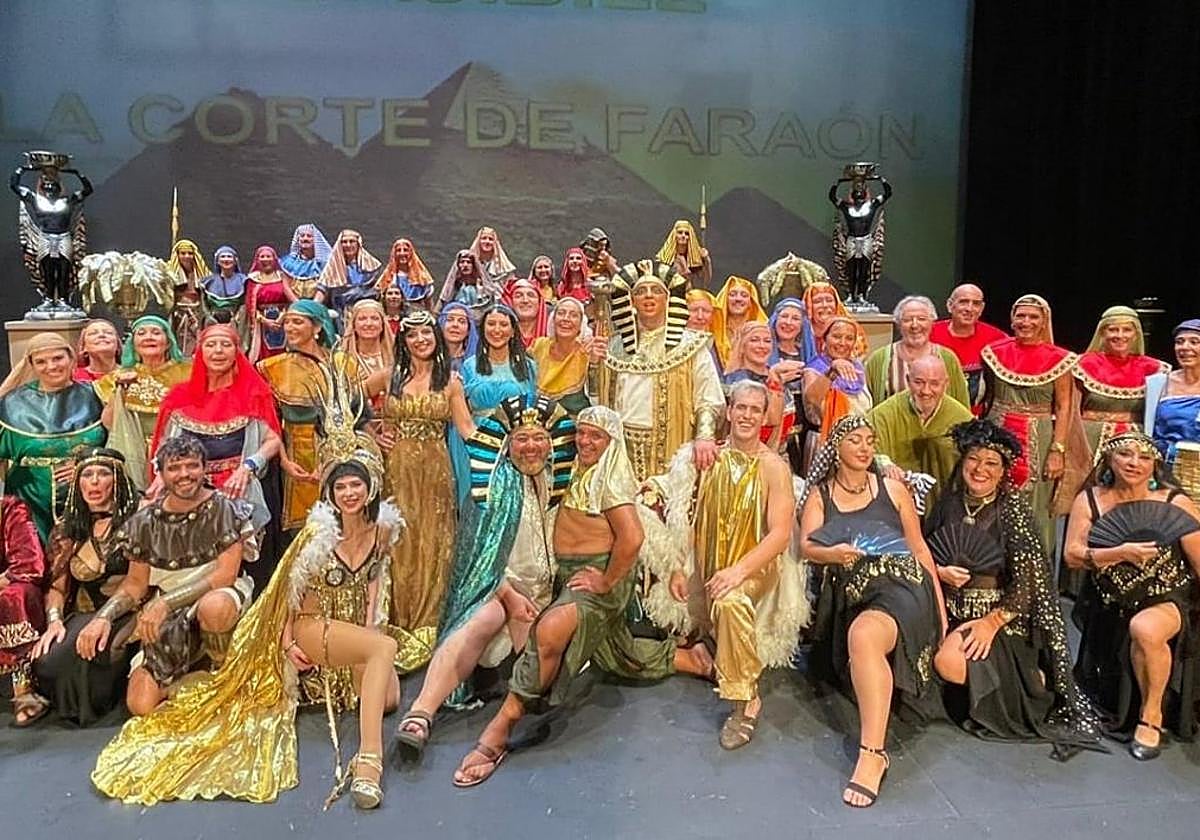 Buena parte del elenco de 'La corte de faraón' posa sobre el escenario del Victoria Eugenia.