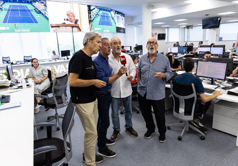 El cuarteto canta en el centro de la Redacción de DV.