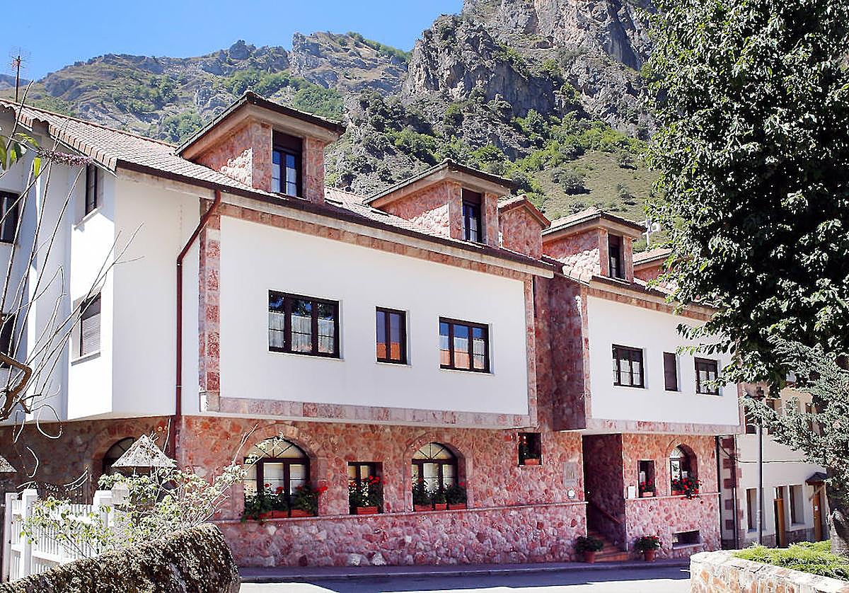 Vista de la asturiana Casa Miño, ubicada en un entorno natural privilegiado.