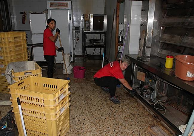 Jornada de limpieza esta mañana en el obrador de la panadería 'Potero' donde se acumularon unos 12 centímetros de agua