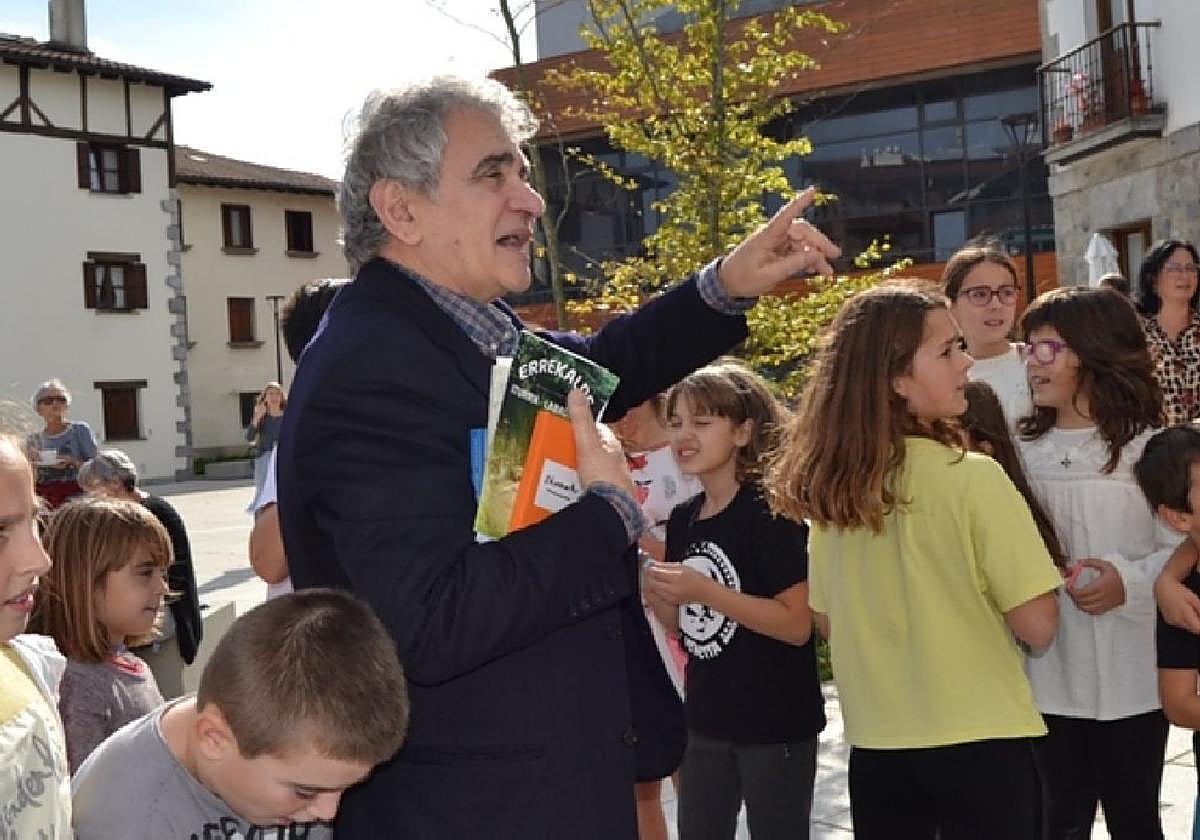 Bernardo Atxaga bisita gidatu batean azalpenak ematen.