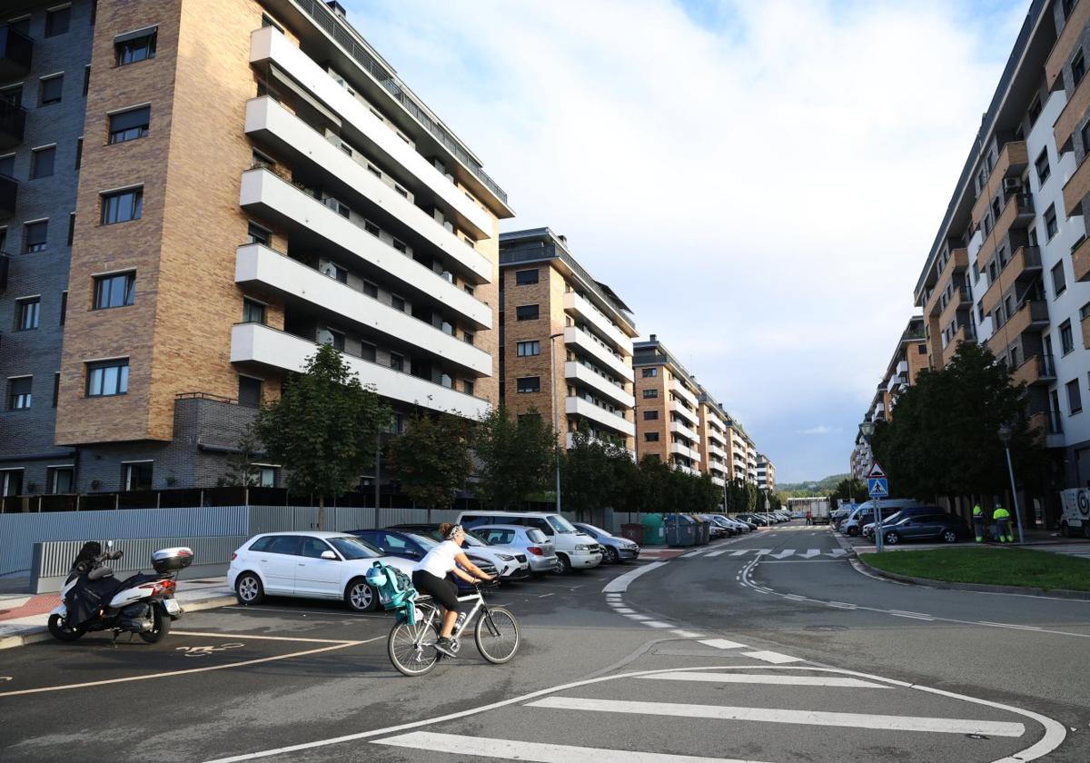 Una mujer circula en bici por un barrio de reciente construcción en Astigarraga.