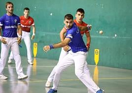 Canabal se dispone a dar un derechazo este jueves en las finales del Memorial Etxandi de Lezo.