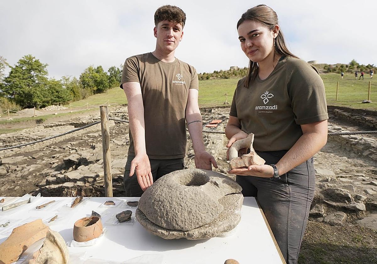 Aitor Narro e Irene Bartolomé muestran los restos que hallaron.