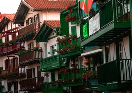 Balcones en la zona de La Marina de Hondarribia.