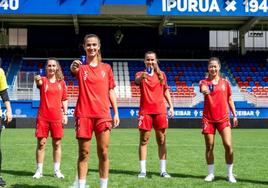 Jugadoras del Eibar con el carnet de abono.