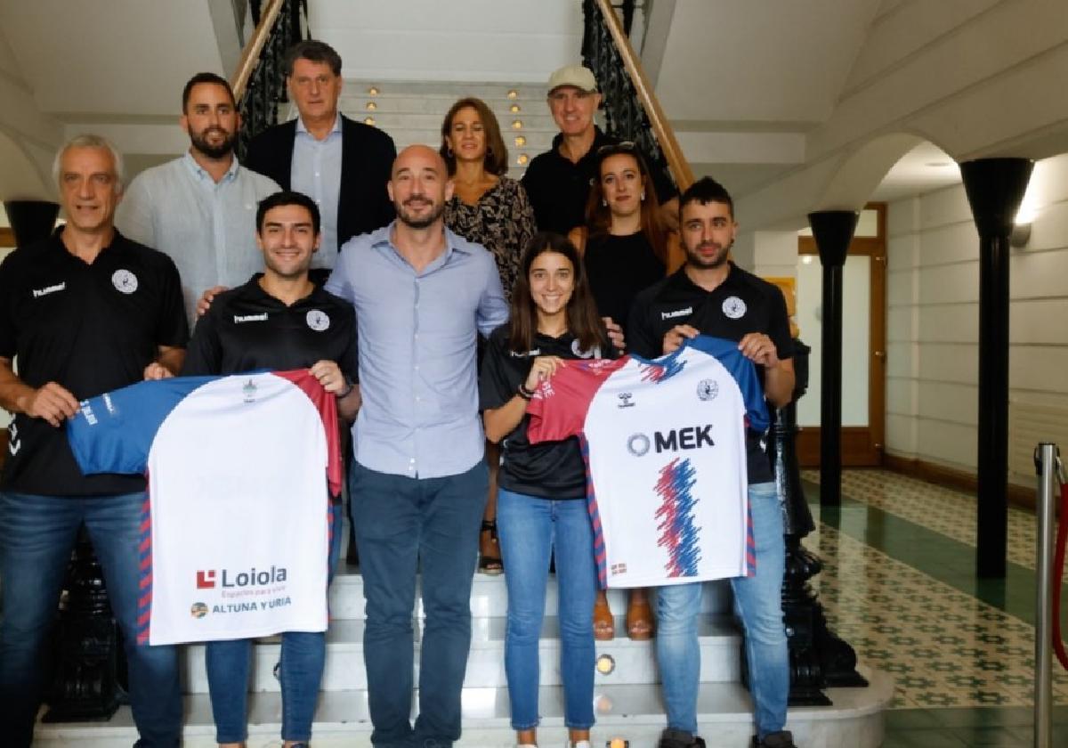 La nueva camiseta del Eibar Eskubaloia fue presentada ayer en el ayuntamiento con presencia del alcalde, Jon Iraola, y distintas personas relacionadas con el club armero.