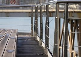 La barandilla del mirador existente junto al Náutico, uno de los puntos más atractivos de la ciudad, presenta una imagen mejorable. Uno de los cables de acero que protegen a los viandantes de caer al mar se ha roto y lleva varios días suelto. Sería conveniente que los responsables de su mantenimiento lo arreglasen cuanto antes.