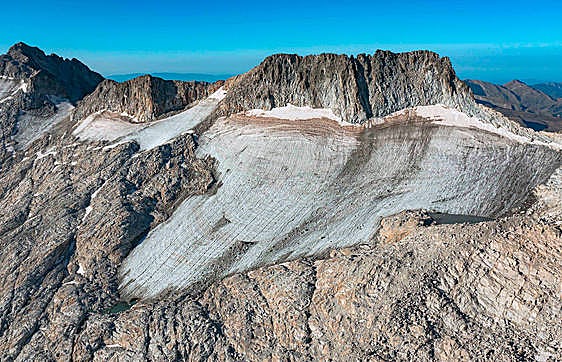 El Aneto, en el extremo izquierdo de la imagen, con el glaciar cada vez más reducido a sus pies