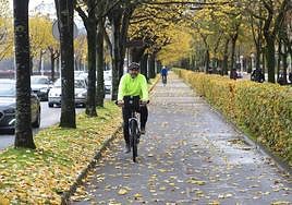 Un hombre se desplaza en bicicleta en San Sebastián.