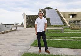 Aizega, en el exterior del edificio del BCC en Miramon.