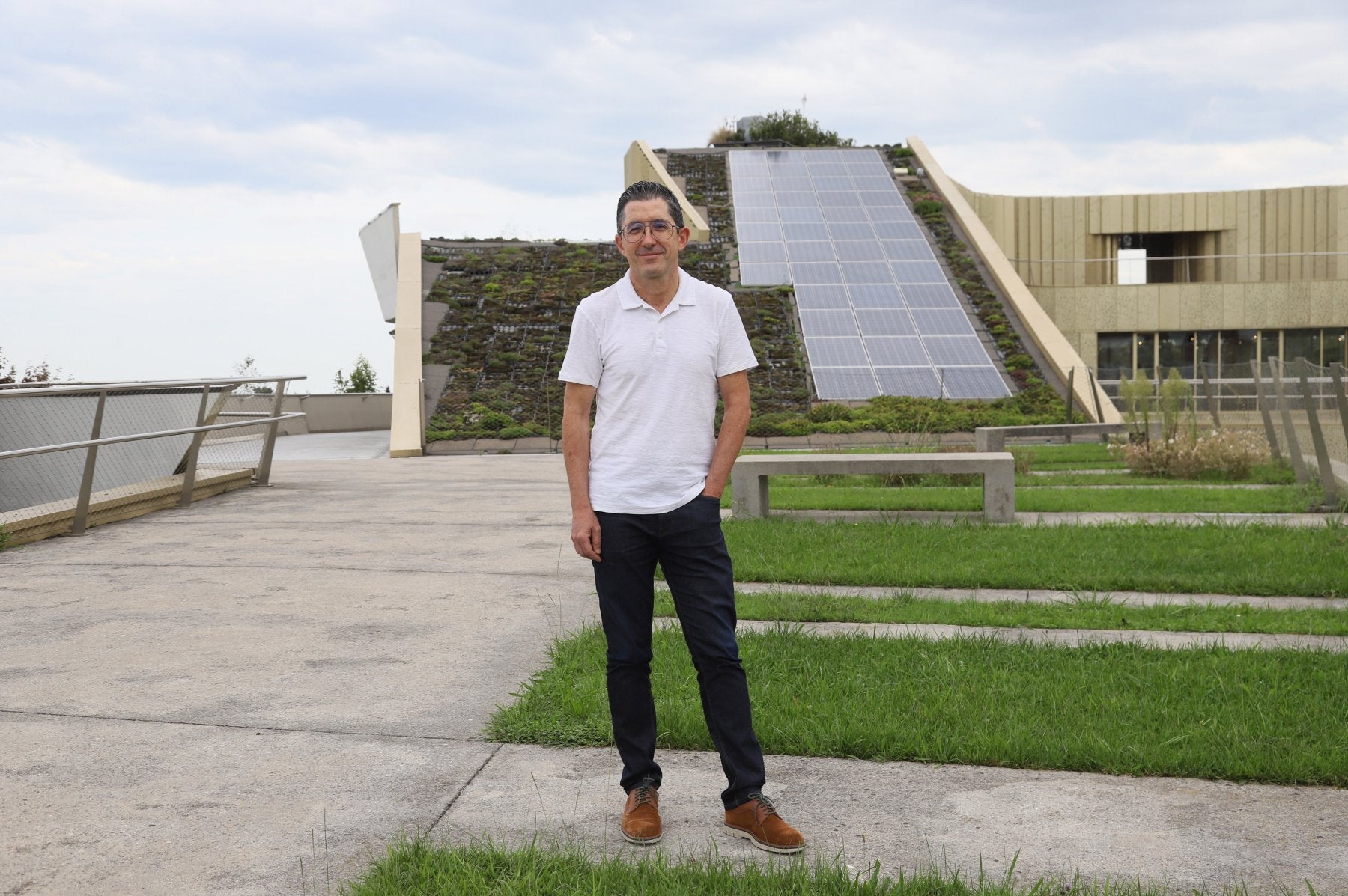 Aizega, en el exterior del edificio del BCC en Miramon.
