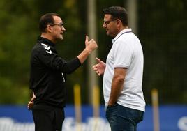 Joseba Etxeberria y César Palacios dialogan en las instalaciones de Atxabalpe.