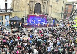 El concierto de la cantante navarra Olaia Inziarte en la Herriko Plaza fue uno de los más multitudinarios en lajornada de ayer.