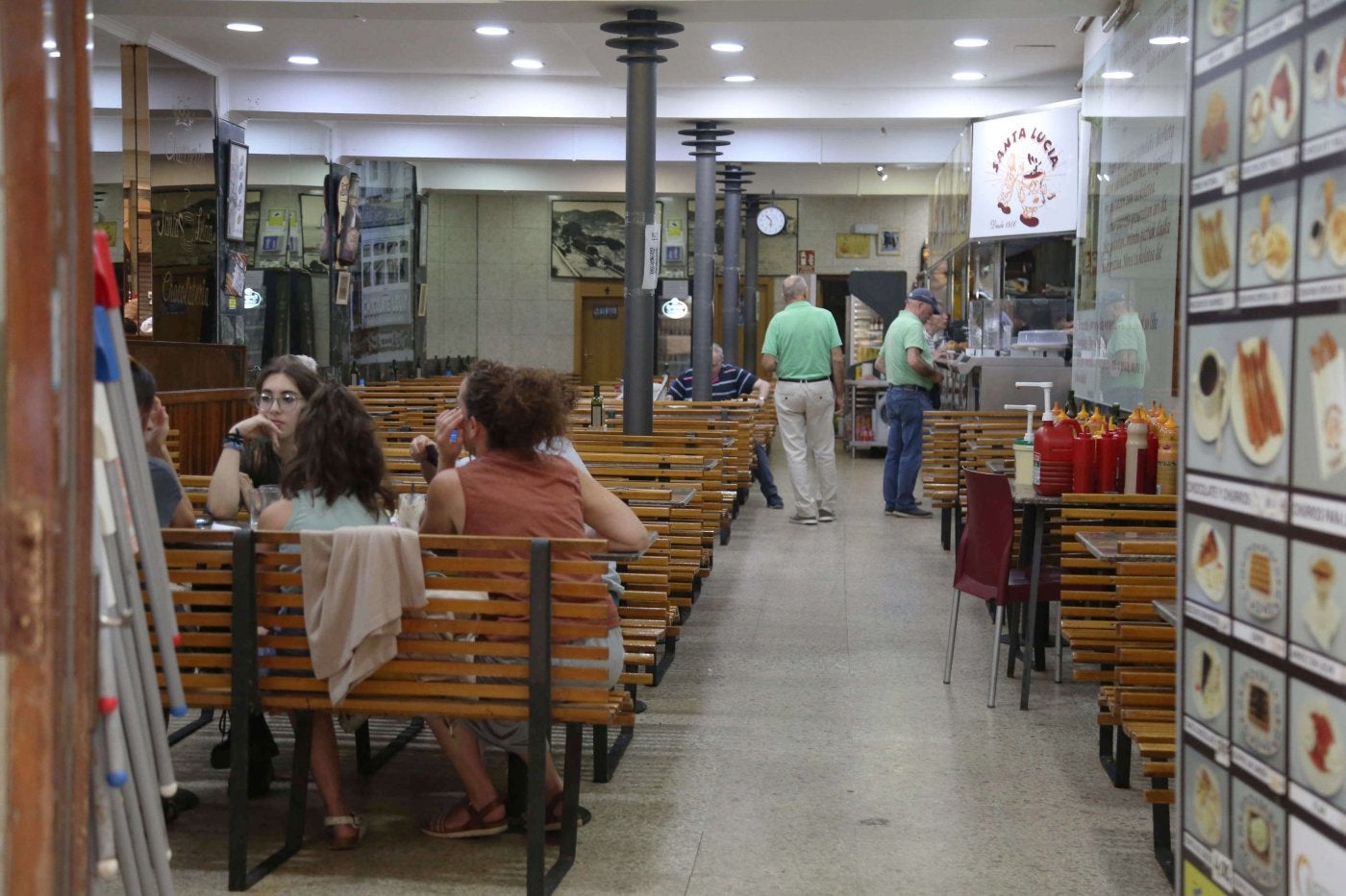 Tras 66 años de vida comercial, Santa Lucía cierra su local de la calle Puerto de la Parte Vieja.