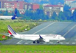 Un avión Embraer 190 de Air France, prácticamente idéntico al que fue víctima del incidente con el avión chárter, se preparaba para despegar ayer desde Loiu.