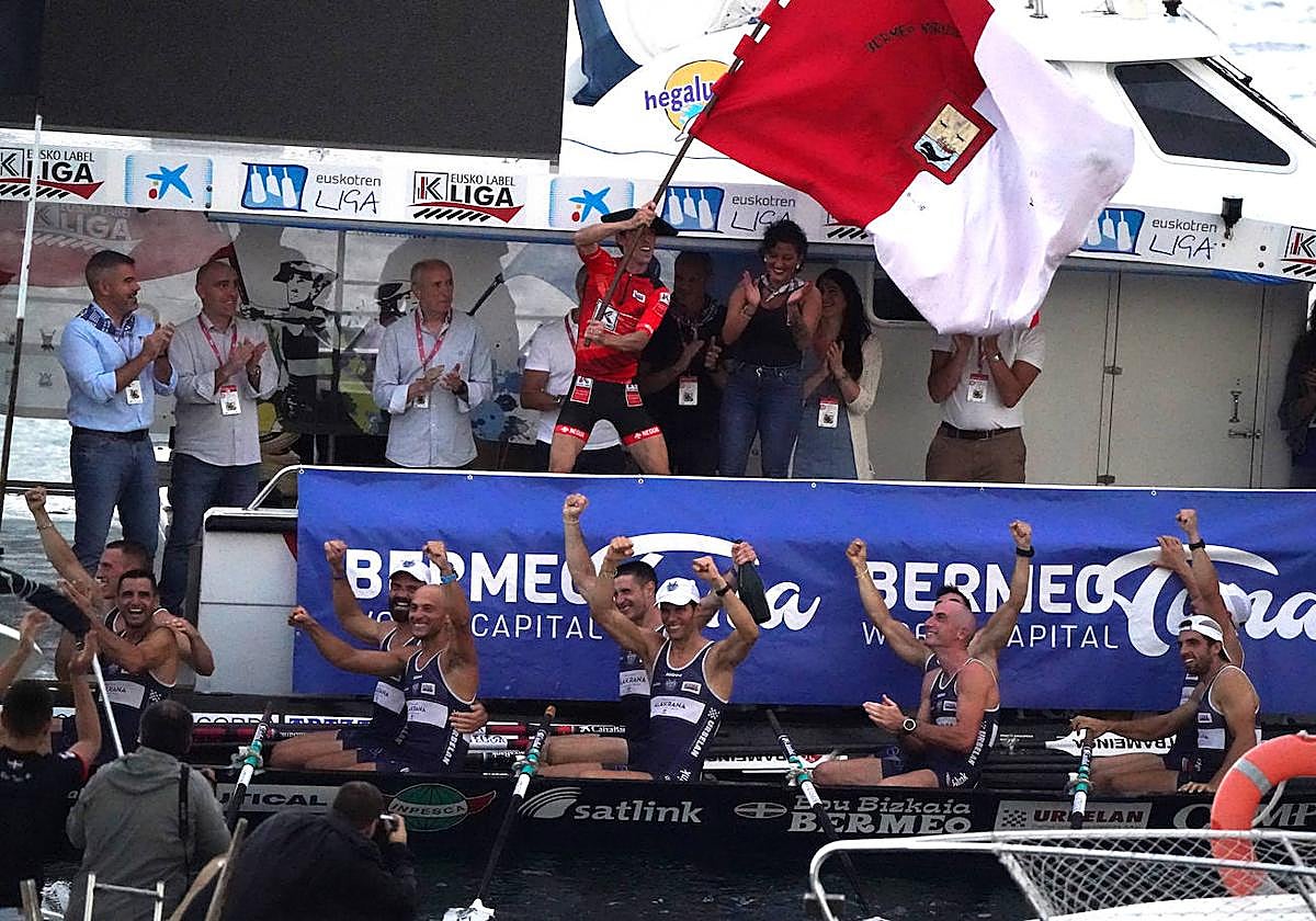 Los remeros de Urdaibai celebran la victoria en casa y la consecución del título de Liga mientras Gorka Aranberri ondea la bandera .