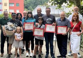 Foto de familia de los ganadores del concurso de ganado bovino y el vencedor del lote sorteado entre los acertantes del peso de la vaca.