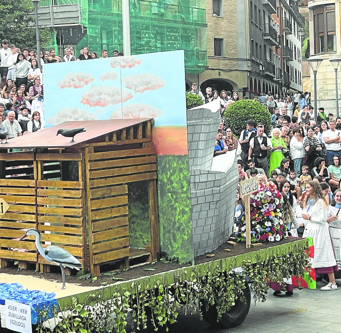 Gran ambiente en la llegada de las carrozas. Las ganadoras de la cuadrilla HDM.