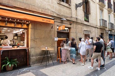 Una cocina con una ventana que tiene una cortina que dice 'nieve