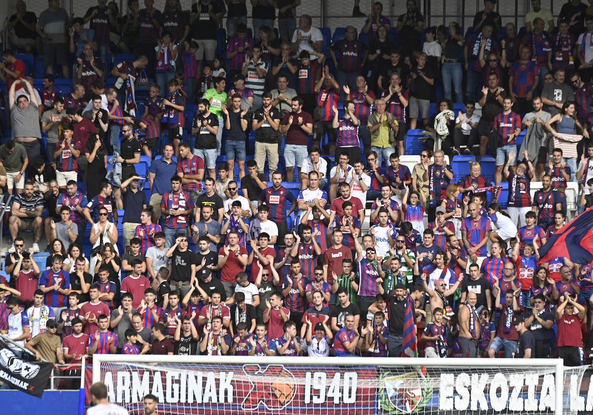 Aficionados del Eibar y miembros de la banda EskoziaLaBrava en la grada.