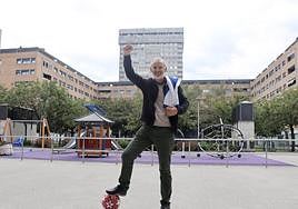 Leyenda. Jesús Mari Satrústegui posa ayer ante la torre de Atocha.