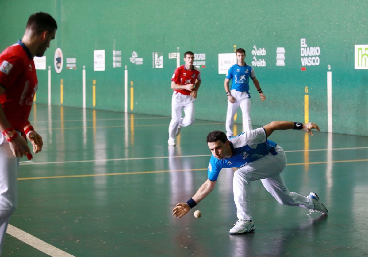 Altuna III se esfuerza para llegar a una pelota en Hondarribia.