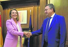 Cuca Gamarra y Aitor Esteban se saludan antes del inicio del encuentro en el Congreso.