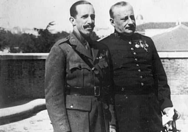 El general Primo de Rivera y el rey Alfonso XIII, los dos vistiendo uniforme militar (hacia 1930).