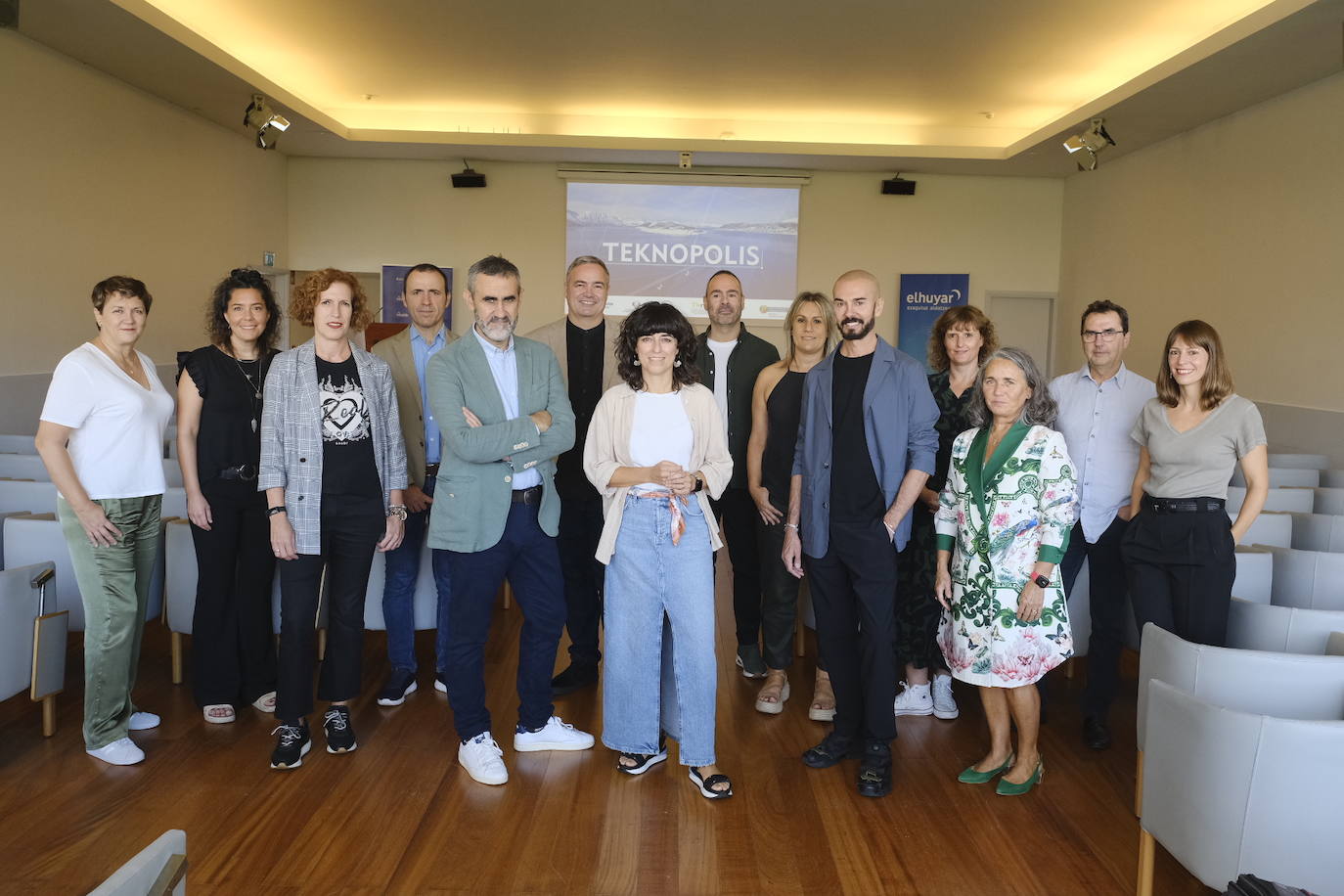 Teknopoliseko lantaldea, babesleak eta ekoizleak.